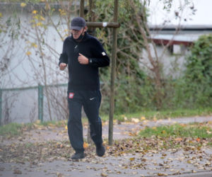 Tusk biega bez maseczki