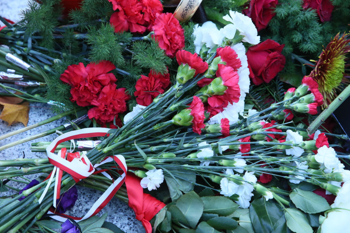 Grób Jerzego Urbana. Dzień po pogrzebie z pomnika zniknęła wódka!