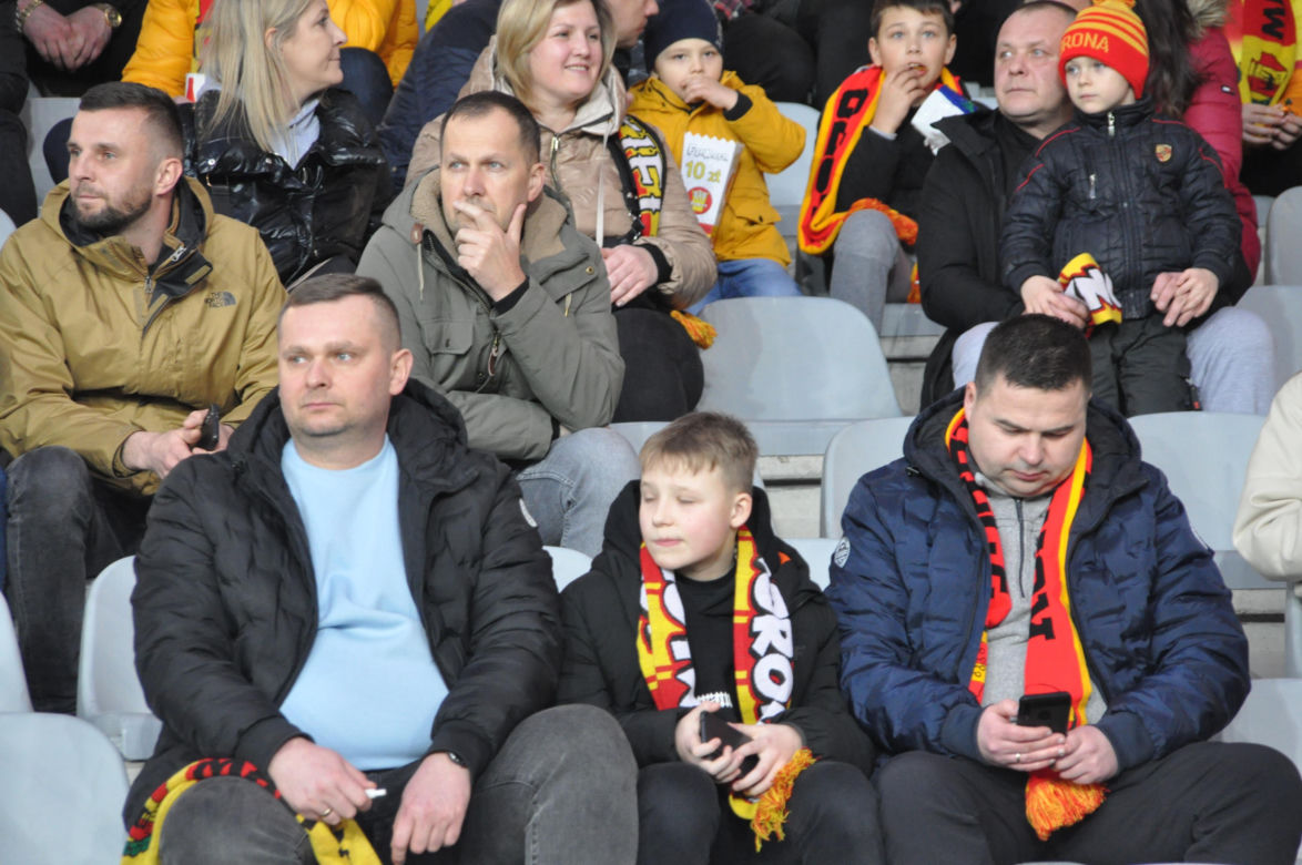 Korona Kielce - Legia Warszawa. Zdjęcia kibiców na Suzuki Arenie
