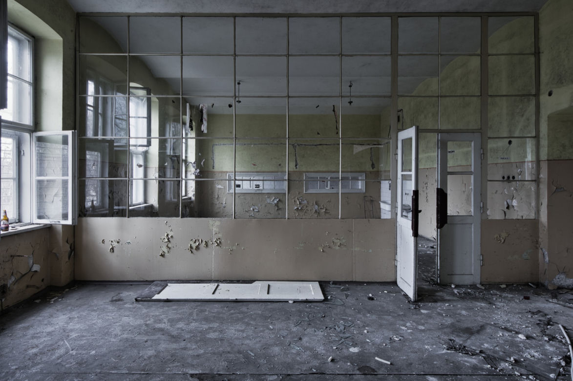Opuszczony szpital wojskowy na Podkarpaciu. Sceneria jak z horroru