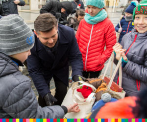 Białystok. Zenek Martyniuk rozdawał dzieciom prezenty