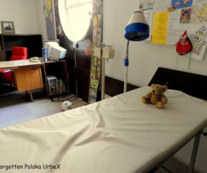 Lalka śpiąca w łóżku i urządzenia rehabilitacyjne. Co znajduje się w opuszczonym sanatorium przy polskiej granicy! [ZDJĘCIA]