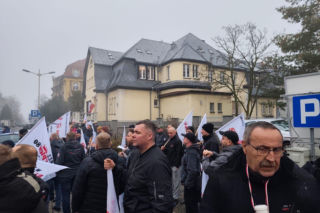 Górnicy z JSW znów protestowali pod Ministerstwem Energii w Katowicach. To nie tylko o Barbórkę chodzi