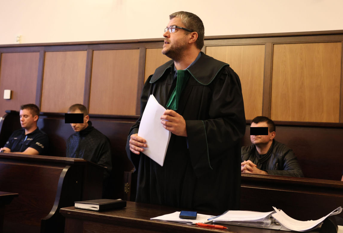 Pił piwo nad zwłokami Romana. Potem zadał mu 40 ciosów tasakiem. „Pamiętam tylko trzy”