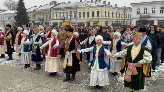 Polonez maturzystów na Rynku w Nowym Sączu