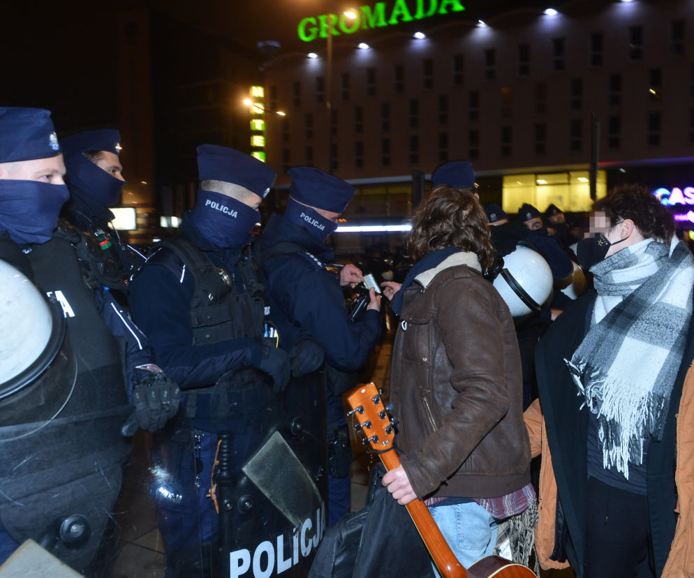 Co policjant dał temu mężczyźnie?!