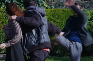 Dziedzictwo, odcinek 923: Sinan ratuje Aynur przed napastnikiem. Czy to naprawi ich relacje?