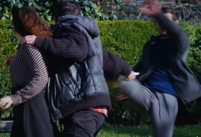 Dziedzictwo, odcinek 923: Sinan ratuje Aynur przed napastnikiem. Czy to naprawi ich relacje?