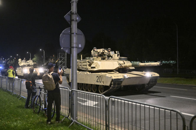 Nocna próba defilady wojskowej w Warszawie