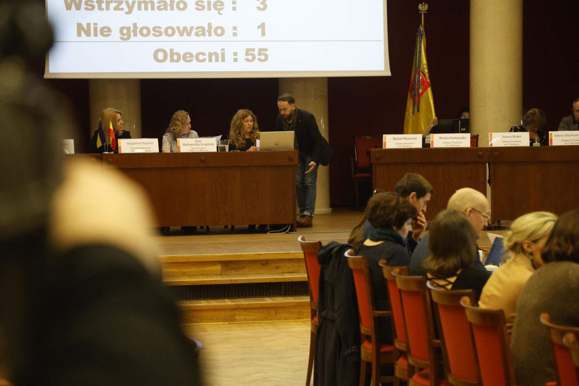 Awantura na sesji rady Warszawy o Strefę Czystego Transportu 
