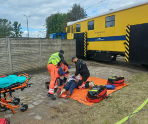 Drezyna uderzyła w samochód. Wielka akcja służb na przejeździe w Ostrowie [ZDJĘCIA]