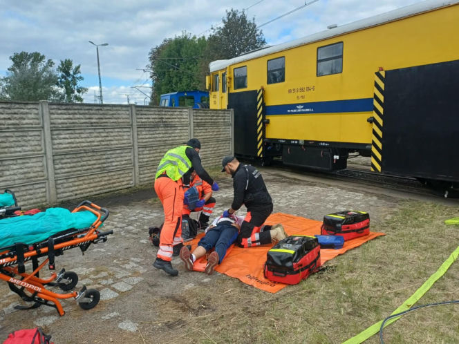 Drezyna uderzyła w samochód. Wielka akcja służb na przejeździe w Ostrowie [ZDJĘCIA]