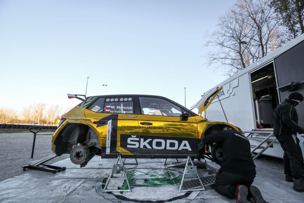 Złota Skoda Fabia R5 zespołu rajdowego Miko Marczyk Motorsport