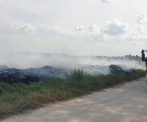 Wylatowo: Słoma stanęła w płomieniach! Trudna akcja gaśnicza
