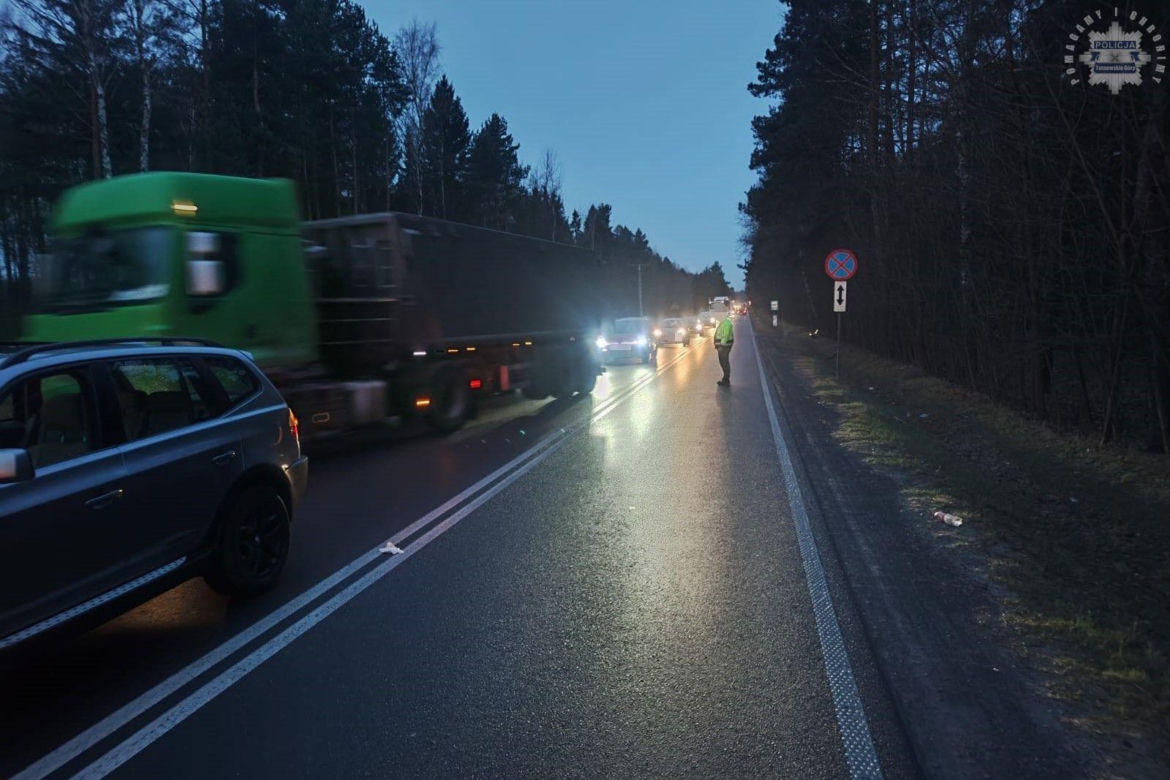Utrudnienia na DW 908 na wysokości zalewu Nakło-Chechło. Droga zablokowana po wypadku z udziałem pieszego