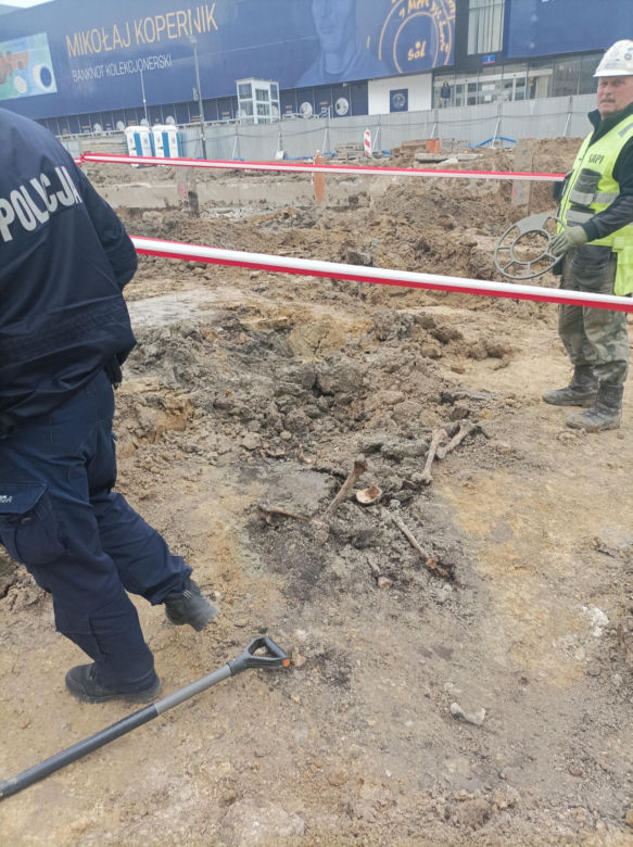 Budowa pełna niespodzianek. Ludzkie szczątki i niewybuchy pod pl. Powstańców