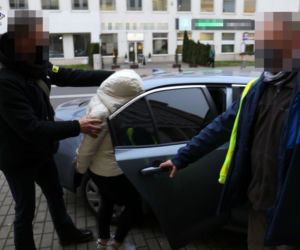 Zmuszali je do SEKSU. Na czele gangu stała kobieta! GIGANTYCZNA AKCJA policji [ZDJĘCIA]