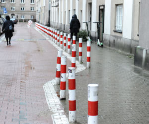 Słupki i znaki zakazu zalały osiedle. Drogowy absurd w Śródmieściu