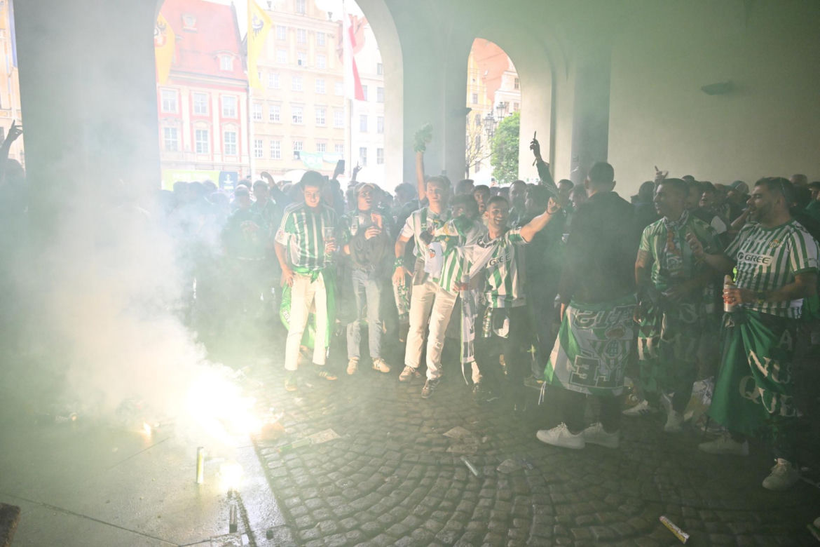 Kibice opanowali Wrocław. Tak wygląda stolica Dolnego Śląska w dniu finału Ligi Konferencji