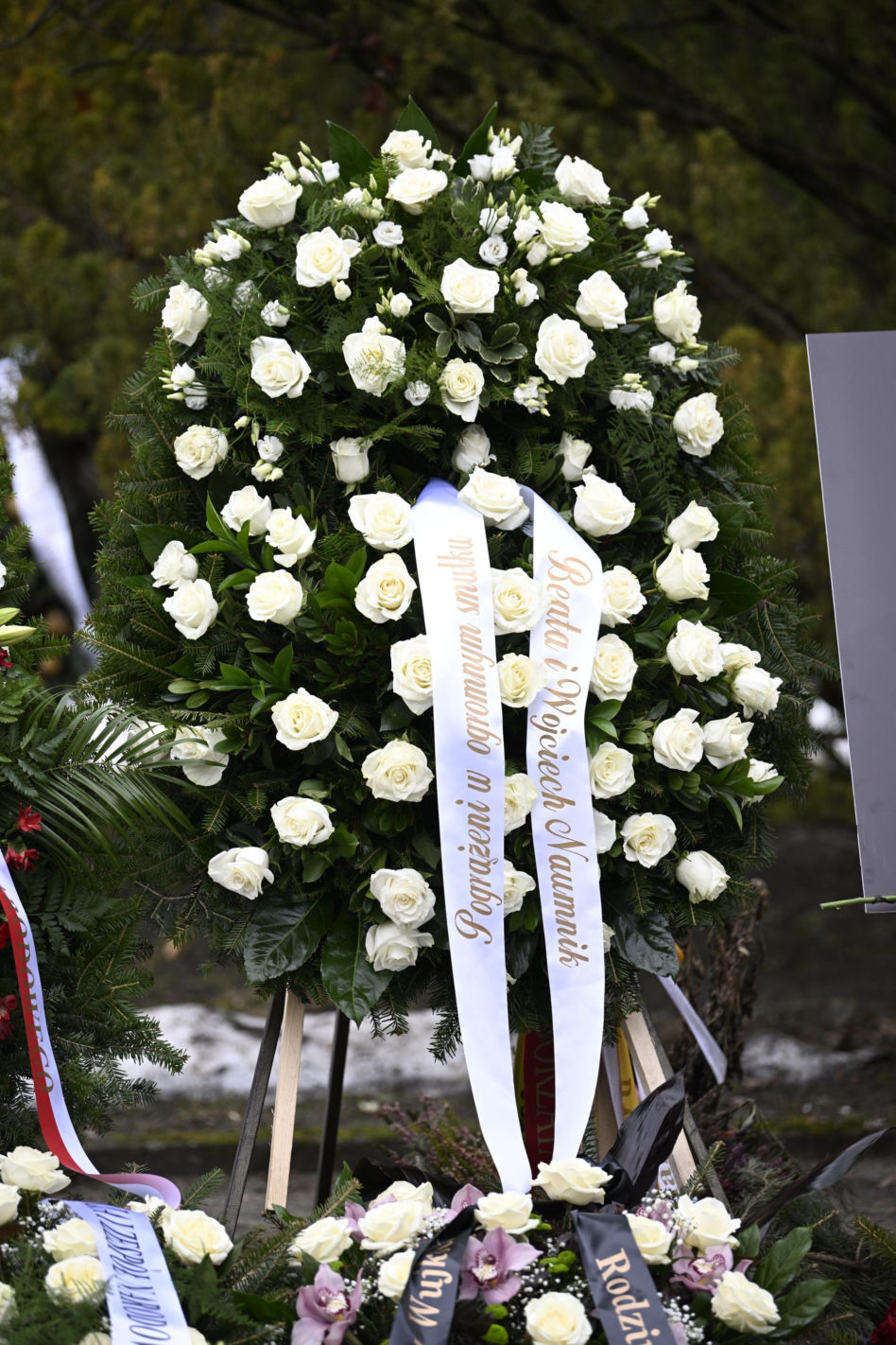 Wieńce na pogrzebie Edwarda Linde-Lubaszenki. Żałobnicy pożegnali artystę pięknymi kwiatami