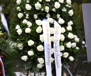 Wieńce na pogrzebie Edwarda Linde-Lubaszenki. Żałobnicy pożegnali artystę pięknymi kwiatami