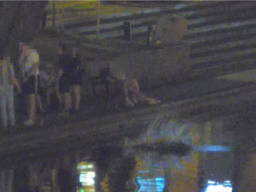 Tak się bawią nocą bydgoszczanie w centrum miasta. Czego się nie da wrzucić do Brdy, biorą do domu lub wręczają wybrance serca