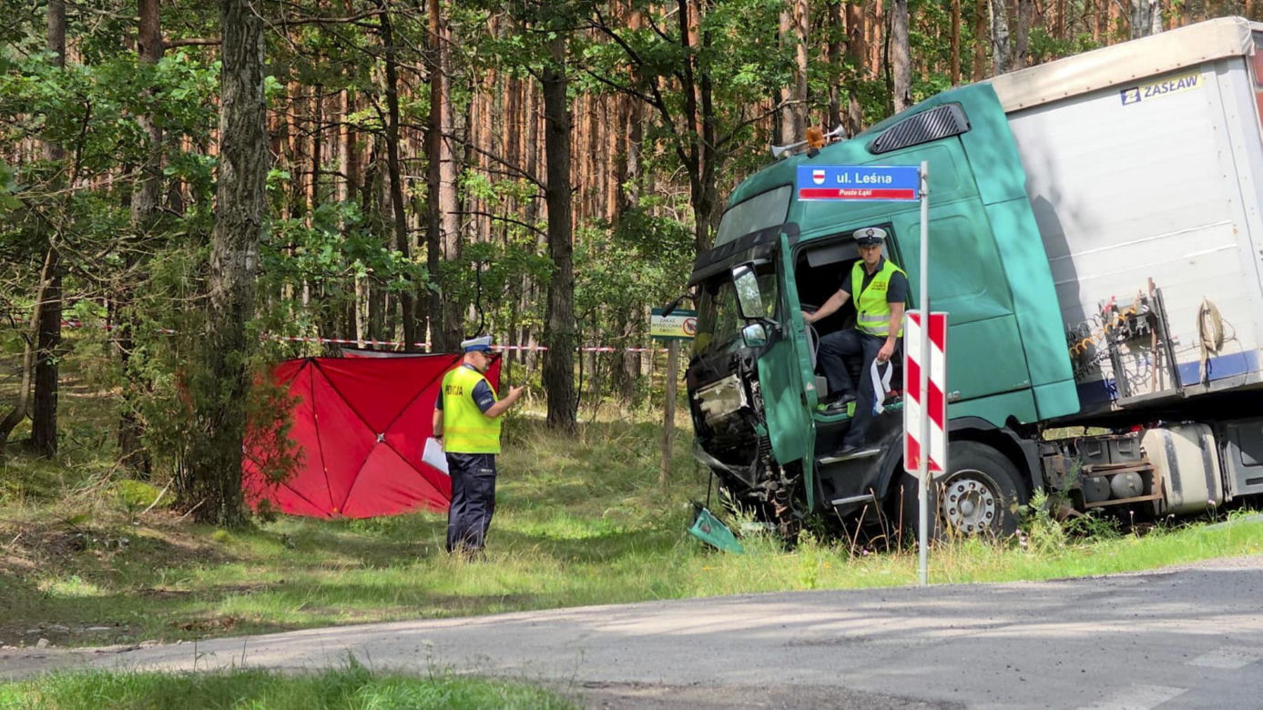 Zjechał ze swojego pasa prosto pod ciężarówkę, zginął na miejscu. Tragedia na DK 62 pod Wyszkowem
