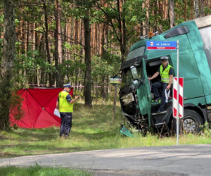 Zjechał ze swojego pasa prosto pod ciężarówkę, zginął na miejscu. Tragedia na DK 62 pod Wyszkowem