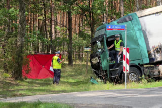 Zjechał ze swojego pasa prosto pod ciężarówkę, zginął na miejscu. Tragedia na DK 62 pod Wyszkowem
