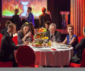 To nie koniec świata 2 sezon odc. 18. Anka (Karolina Gorczyca), Paweł (Krystian Wieczorek), szef (Aleksander Mikołajczak), Olga Wilk (Katarzyna Zielińska)