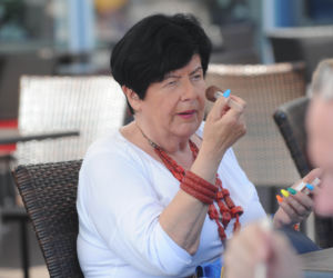 Senyszyn na plaży podrywa półnagich mężczyzn