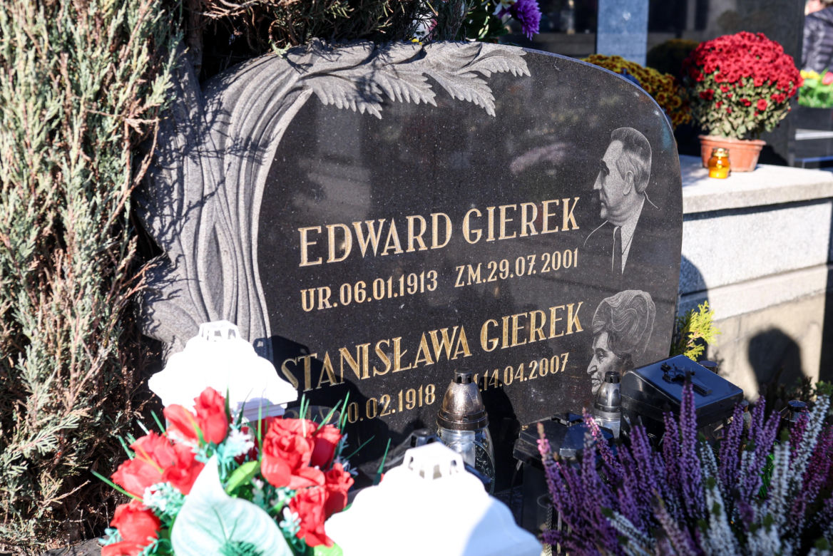 Grób Edwarda Gierka w Sosnowcu tonie w kwiatach na Wszystkich Świętych