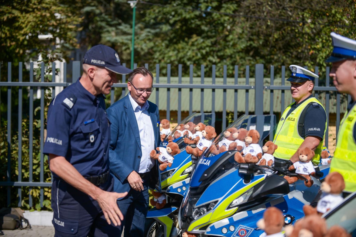 Pluszowe misie przekazane policji przez Rzecznika Praw Dziecka