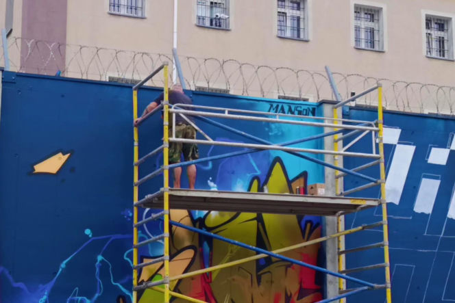 Street-art na murach aresztu