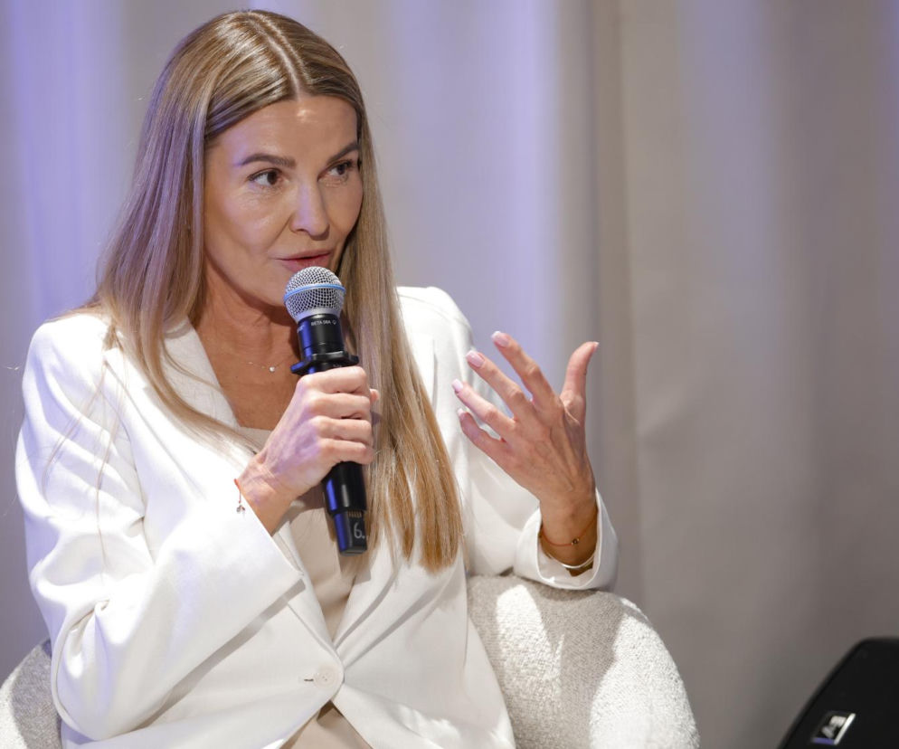 Dziennikarka Hanna Lis w białej marynarce mówi do mikrofonu. O zmianach w jej życiu prywatnym przeczytasz na Eska.
