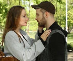 Barwy szczęścia odc. 1362. Agnieszka Walczak (Anna Dereszowska), Adam Jakubik (Bartosz Porczyk)