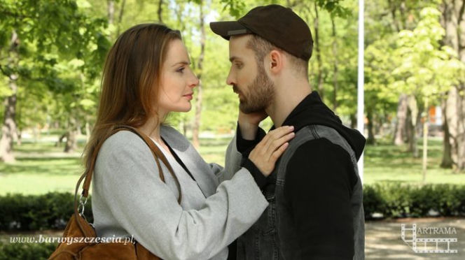 Barwy szczęścia odc. 1362. Agnieszka Walczak (Anna Dereszowska), Adam Jakubik (Bartosz Porczyk)