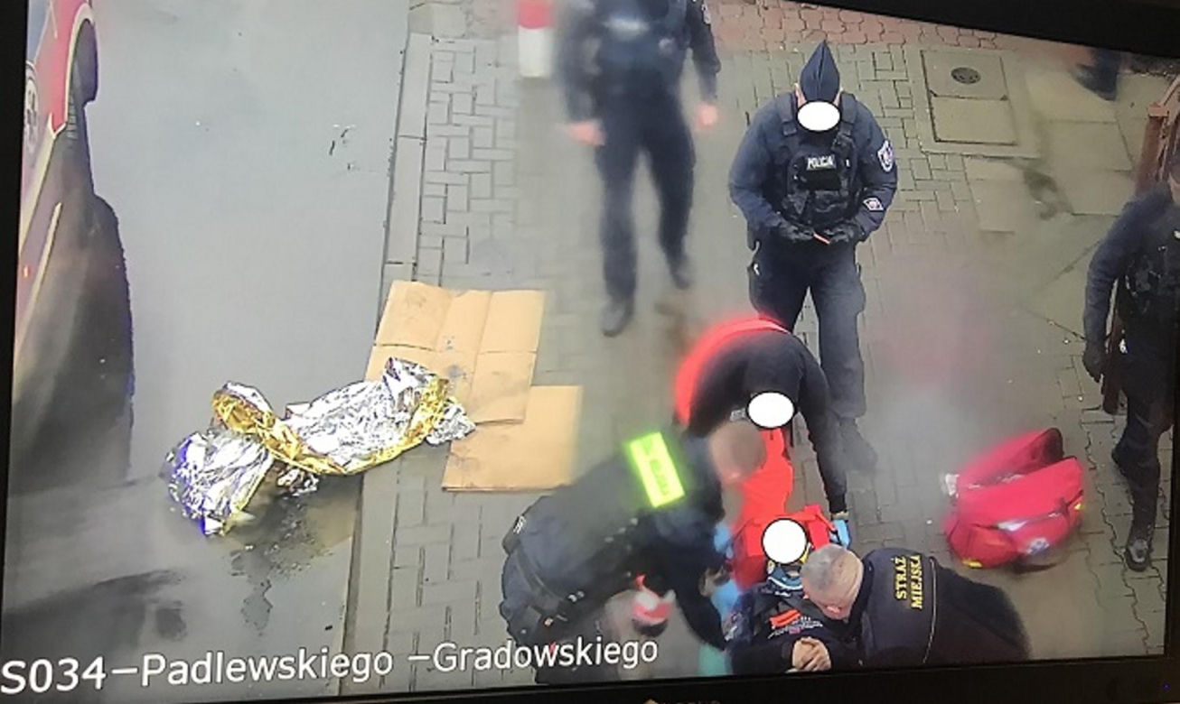 Wstrząsający wypadek tuż przed świętami. 25-latek poślizgnął się wypadł z okna! 