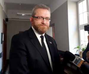 Grzegorz Braun w sądzie bez maseczki