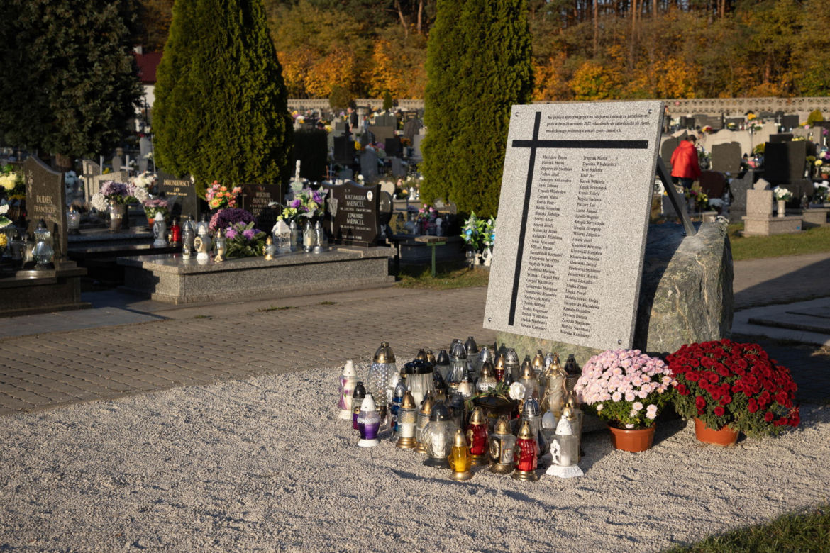 Cmentarz w Trzebini na którym zapadlisko pochłonęło groby, został otwarty na Wszystkich Świętych
