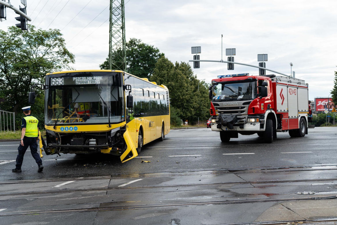 Wypadek osobówki i autobusu w Chorzowie