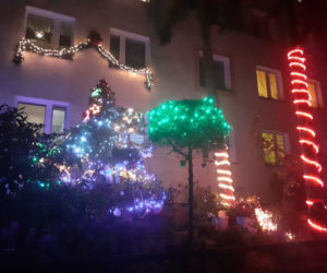 Świąteczna iluminacja bloku przy Niesiołowskiego 24 w Toruniu to już tradycja