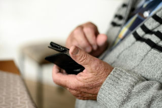 Dla żartu nastraszył 81-latka podłożoną bombą. Telefon 13-latka postawił służby na nogi