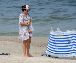KATARZYNA CICHOPEK Z RODZINĄ NA PLAŻY