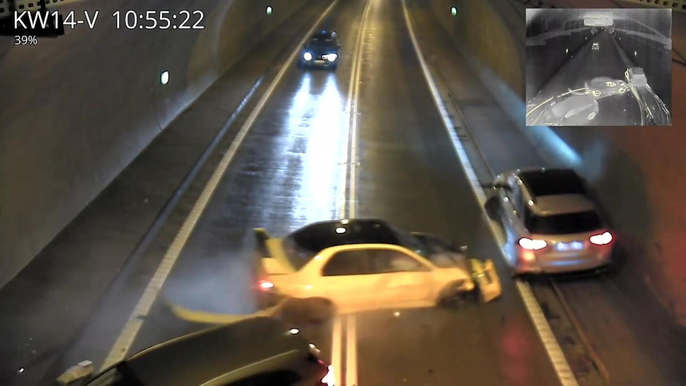 Wypadek w tunelu w Lalikach. Rozpędzone mitsubishi staranowało mercedesa. 5 osób w szpitalu 