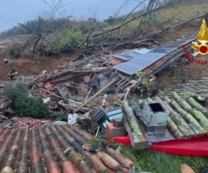 Lawina zmiażdżyła dom. 32-latek zginął, ratując kobietę