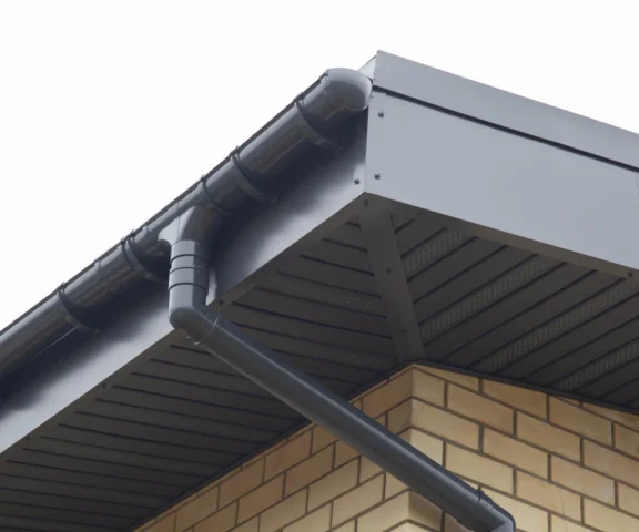Rynny aluminiowe – zalety, wady i wymagania techniczne