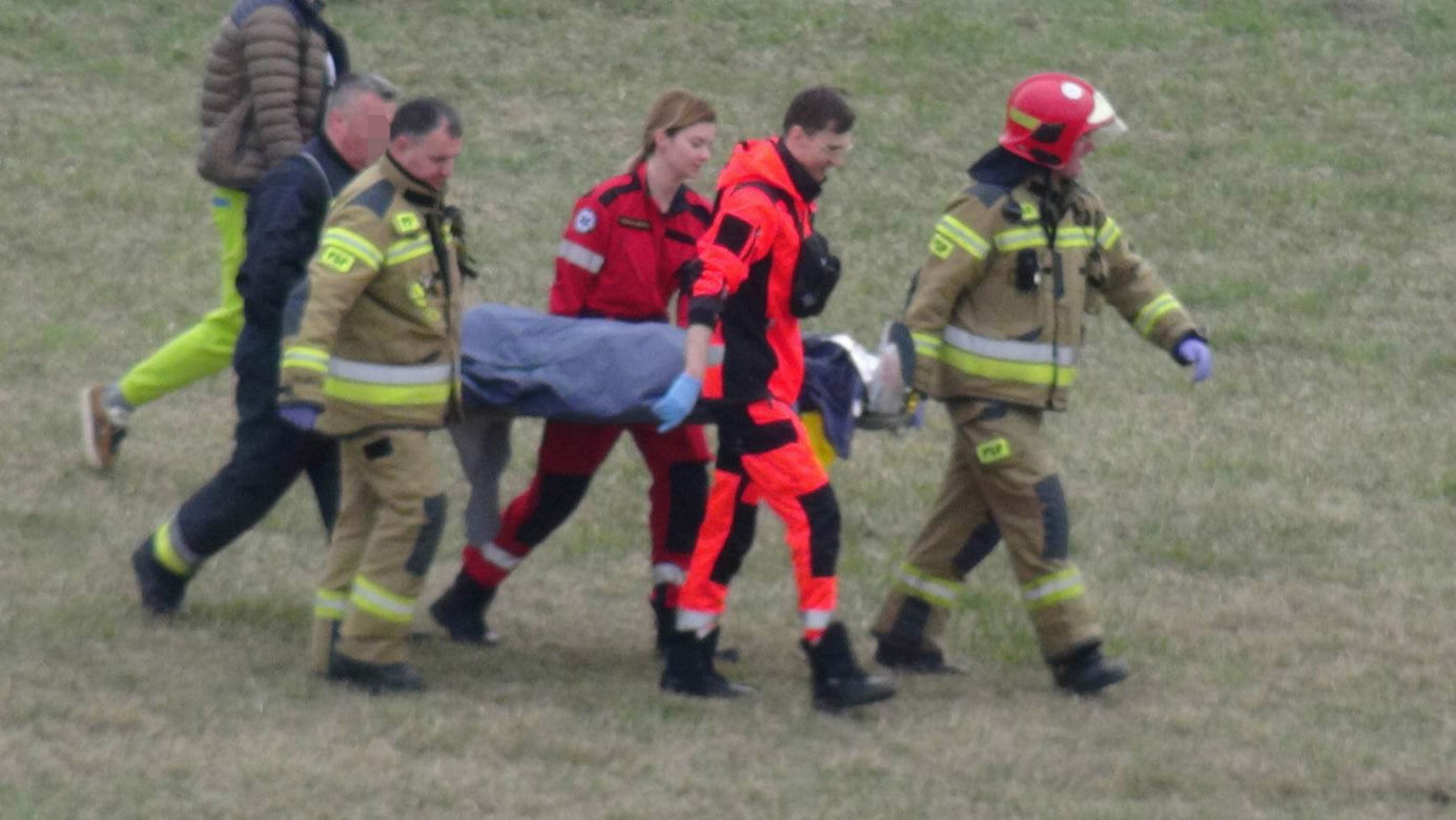 Koszmarny wypadek pod Brwinowem. Z koziołkującej hondy wypadli pasażerowie i kierowca. Jedna osoba zginęła na miejscu