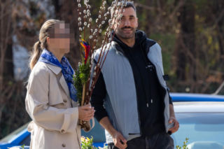 Kościółkowy Rafał Maserak w kościele z palemką. Inna gwiazda wybrała taką na wakacjach. ZDJĘCIA