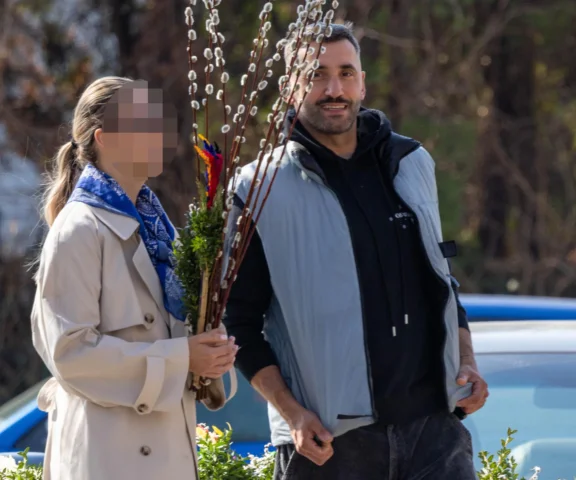 Rafał Maserak w kościele z palemką. Inna gwiazda wybrała taką na wakacjach